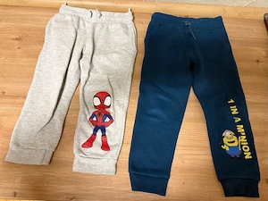 2 Jungen Jogging Hosen von C&A Minions und Spider Man, Größe 98