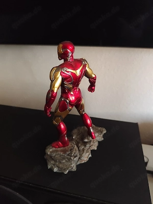 Iron Man Figur Eilt