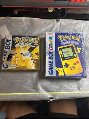 Nintendo Game Boy Color - Special Pikachu Edition + Pokemon Gelb Box