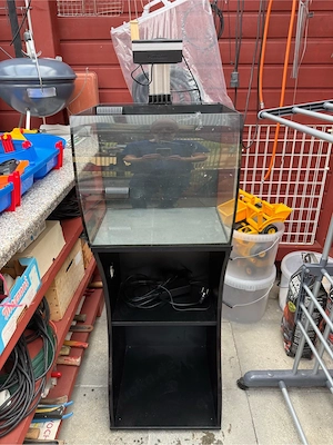 Fluval 57L mit Unterschrank und PopBoom Led. 