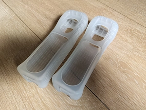 2x transparente Original Nintendo Wii Remote Controller Silikonhüllen