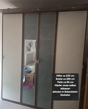 Kleiderschrank und Bett