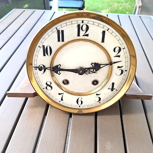 2 Regulator Wand Uhr Gut erhalten .Mit Schlag undPendel.Und  1 Runde ältere Wanduhr Siehe die Fotos