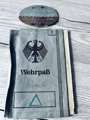 Alter Wehrpass mit originaler Marke zu verkaufen 