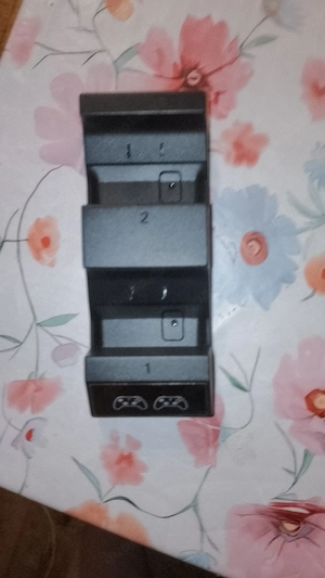 Nagelneue Docking Station zum Aufladen von Xbox one , X S Controllern 