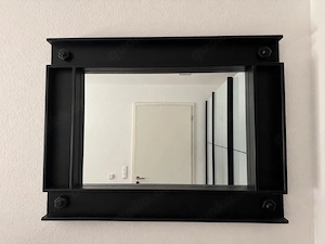 schwarzer wandspiegel im Industrial-Stil