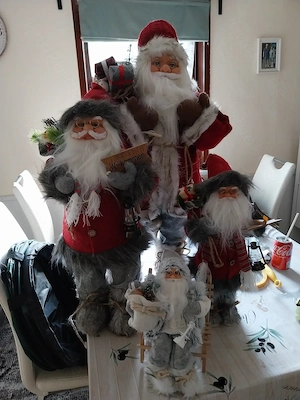 Weihnachtsmänner abzugeben 