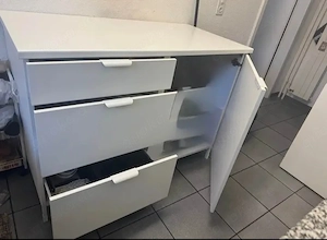 Kleine Kommode aus Buche, mit 5 Schubladen - Adlerschwanz-Verzierung.