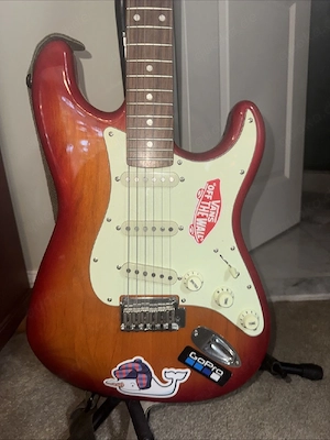 Gebrauchte Fender Squier Strat E-Gitarre in Cherry Sunburst mit Softcase