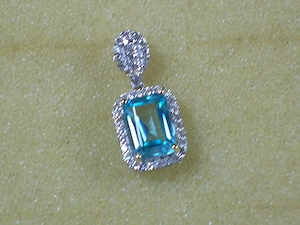 NEU: Anhänger 585 Gold mit 2,39 Ct blauem Zirkon + weiße Zirkone
