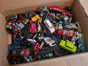 Spielzeugautos 1 Kiste voll mit über 500 Stück 