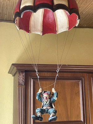 Deko Clown Figur als Fallschirmspringer