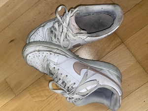 Durchgeschwitzte Lesben Schuhe. 