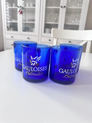 4 blaue Glastassen