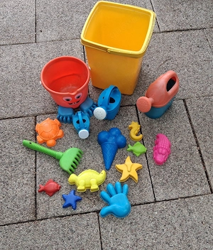 Sandspielzeug Eimer usw.