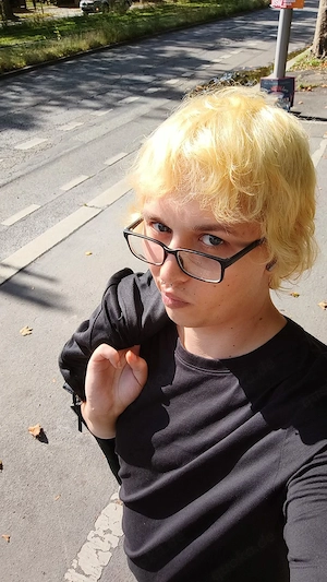 Trans-Frau am Anfang meiner Transition, selbstbewusst, offen und sehr körperlich.