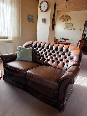 Chesterfield-Sofa   Braun, Leder, 2-Sitzer, 3er. Hocker