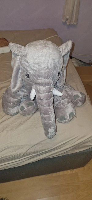 Großer Plüschelefant