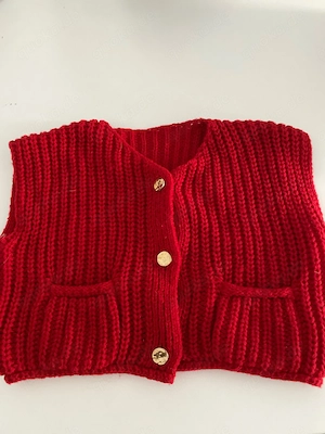 Rote Strickweste mit Goldknöpfen ge Xs rot 