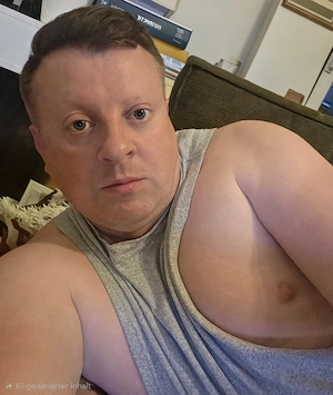 Stämmiger Gay Bottom (43) sucht aktiven Masseur (hetero bi)   Berlin-Gesundbrunnen