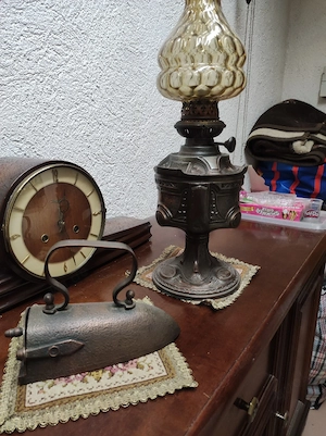 Alte Petroliumlampe und Bügeleisen