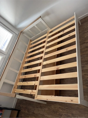 Ausziehbares Holzbett