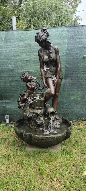 Gartenbrunnen Mutter mit Tochter