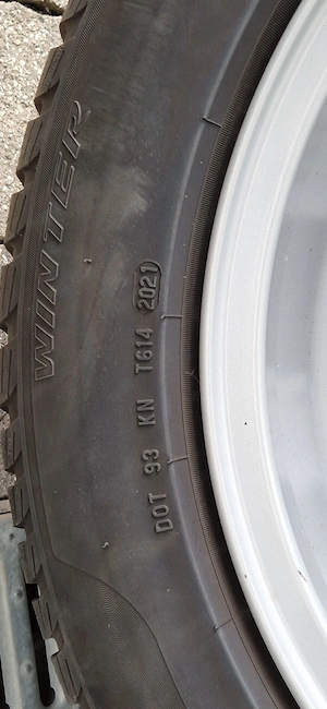 Winterreifen Pirelli 205 60 R17 93 H auf original BMW-Alufelgen