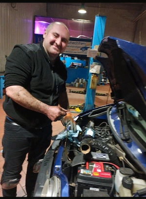 Der Automechaniker verfügt über ein OBD-Gerät.