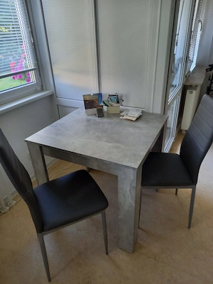 Tisch mit 2.Sessel
