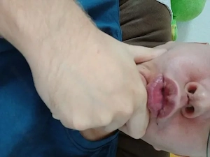 Er will schlucken
