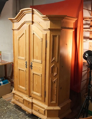Kleiderschrank aus massiver Fichte im Landhausstil,
