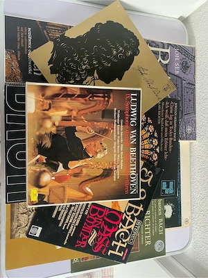 Zusammenstellung von großen Klassik-Schallplatten