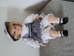 2 gut erhaltene Porzelanpuppen