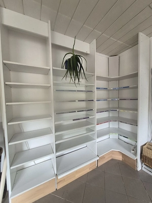 Ladeneinrichtung, Ladenregale, Verkaufsregal 8-10m weiß, teilw. Glasböden, modulares System