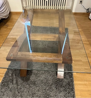 Hochwertiger Holztisch mit Glasplatte