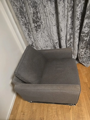 Moderner grauer Sessel mit  Metallfüßen