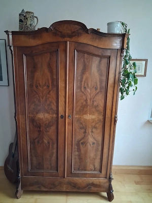 Schrank antik Nussbaum