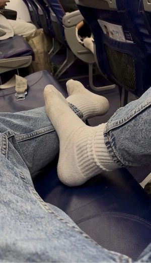 Getragene Nike Socken und Sneaker 