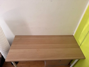 Schreibtisch in Holzoptik mit weißen Beinen zum aufschrauben