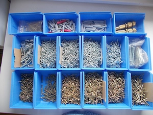 verschiedene Schrauben und Dübel sortiert - NEU - mit Boxen