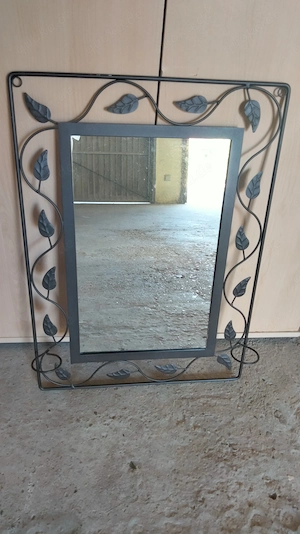 Wandspiegel mit schwarzem Metallrahmen und Blatt-Design