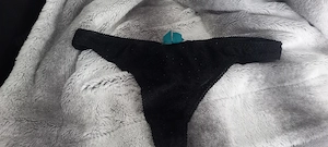 Wer möchte meinen schwarzen String kaufen?