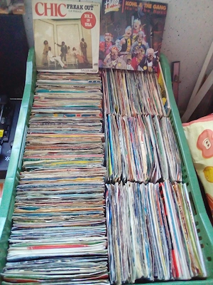 Verkaufe Singles Schallplatten und Plattenspieler 