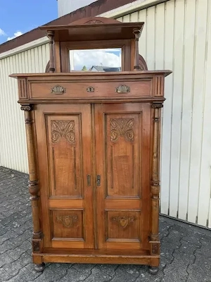 Hübsches Jugendstil  Aufsatz Vertiko in Nussbaum Restauriert Heute zum Schnäppchenpreis      599