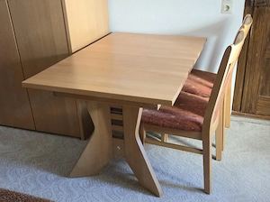 Tisch mit 2 Stühlen und passendes Bett mit Nachtkästchen