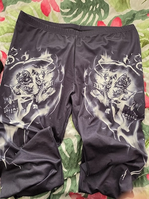 zu verkaufen Damenhose mit Totenkopf drauf