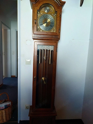 gut erhaltene Standuhr