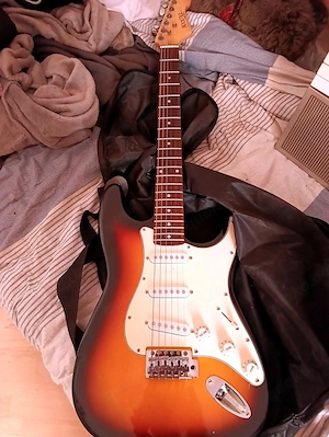 Verkaufe eine E Gitarre mit Tasche und Verstärker wurde nie bespielt.