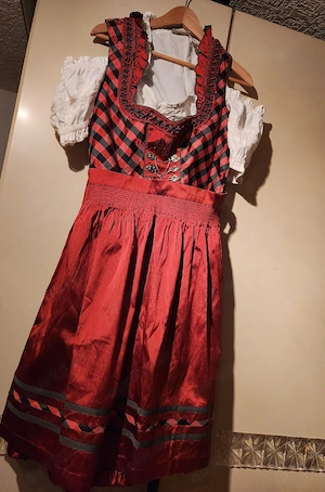 landhaus dirndl mit Bluse und Krüger Janker